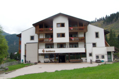 SM-ski-residence-front_s